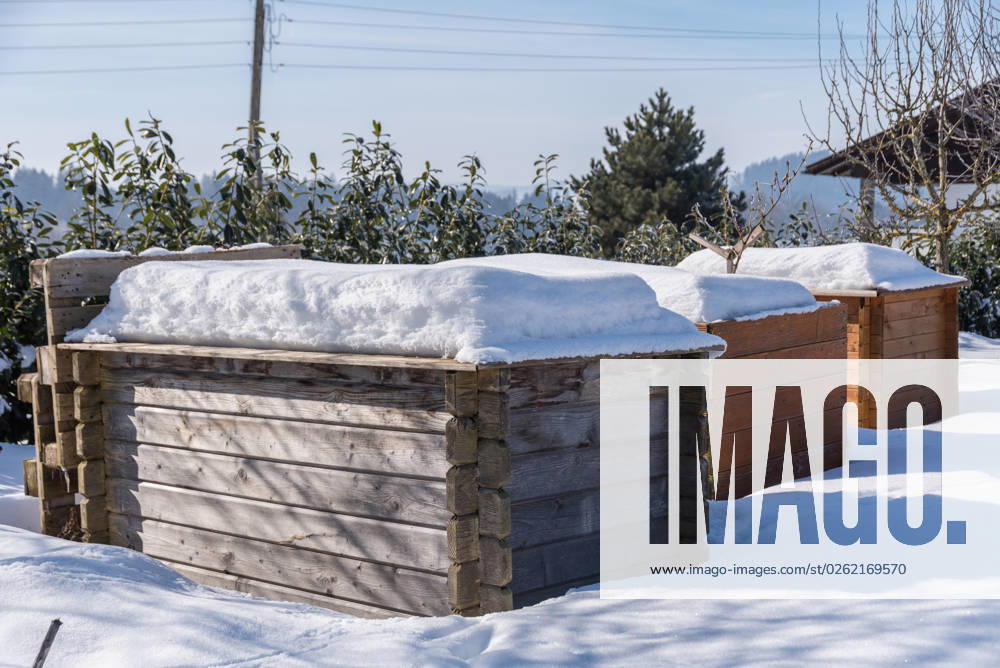 Schneedeckte Hügelbeete aus Holz - Upcycling Hochbeet verschneiter Garten mit schneedeckten Hügelbeeten aus Holz - Upcycling Hochbeet