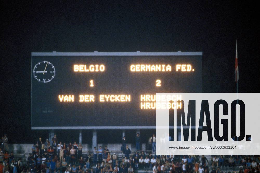 Belgio 1, Germanie Fed. 2 - die Anzeigetafel des Römischen Olympiastadions zeigt den Spielstand und die Torschützen Rene Vandereycken (Belgien) sowie Horst Hrubesch (BR Deutschland) an Fußball Länderspiel Herren EM 1980, Nationalmannschaft, Finale, Endspiel, BRD - Belgien 2:1 Totale Stadio Olimpico, Olympiastadion Rom Fußball Länderspiel Herren EM 1980, Nationalmannschaft, Finale, Endspiel, BRD - Belgien 2:1 Totale Stadio Olimpico, Olympiastadion Rom