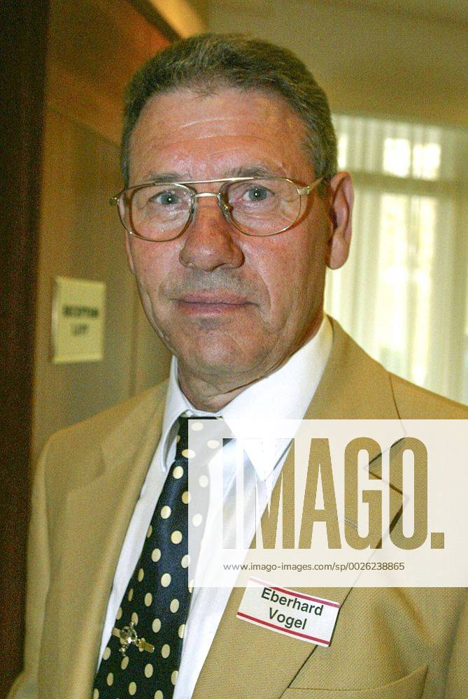 Eberhard Vogel -ehem Trainer bei Hannover 96 - hier bei Han96 Empfang am 30.03.2002.