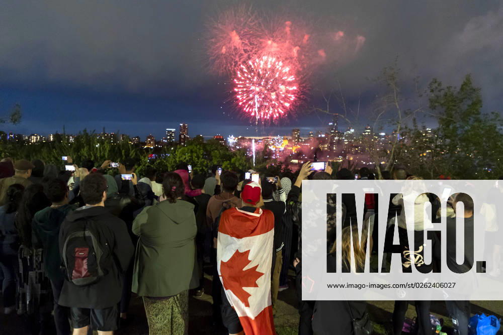 Edmonton, Canada July 1, 2023 - People watch a fireworks show above the skyline on Canada Day. Canada Day is a holiday commemorating the formation of Canada FETE NATIONALE DU CANADA, PROVINCE D ALBERTA, CELEBRATION, FESTIVITES, FETE, AMERIQUE DU NORD, FEUX D ARTIFICE, SPECTACLE, SOIR, NUIT,