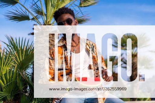 A shallow focus of a young handsome black man eating fresh watermelon at the beach *** einer seicht Fokus des einer Jung gutaussehenden Schwarz Mann essender Frisch Wassermelone im der Strand 19751170 ,model released, Symbolfoto RECORD DATE NOT STATED