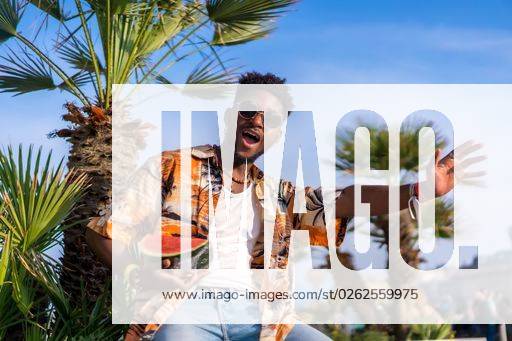 A shallow focus of a young handsome black man eating fresh watermelon at the beach *** einer seicht Fokus des einer Jung gutaussehenden Schwarz Mann essender Frisch Wassermelone im der Strand 19751174 ,model released, Symbolfoto RECORD DATE NOT STATED