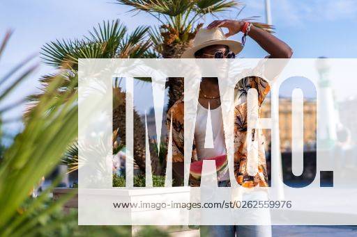 A shallow focus of a young handsome black man eating fresh watermelon at the beach *** einer seicht Fokus des einer Jung gutaussehenden Schwarz Mann essender Frisch Wassermelone im der Strand 19751176 ,model released, Symbolfoto RECORD DATE NOT STATED