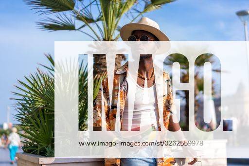 A shallow focus of a young handsome black man eating fresh watermelon at the beach *** einer seicht Fokus des einer Jung gutaussehenden Schwarz Mann essender Frisch Wassermelone im der Strand 19751180 ,model released, Symbolfoto RECORD DATE NOT STATED