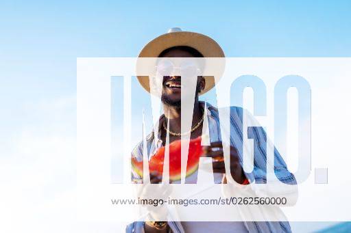 A shallow focus of a young handsome black man eating fresh watermelon at the beach *** einer seicht Fokus des einer Jung gutaussehenden Schwarz Mann essender Frisch Wassermelone im der Strand 19751280 ,model released, Symbolfoto RECORD DATE NOT STATED