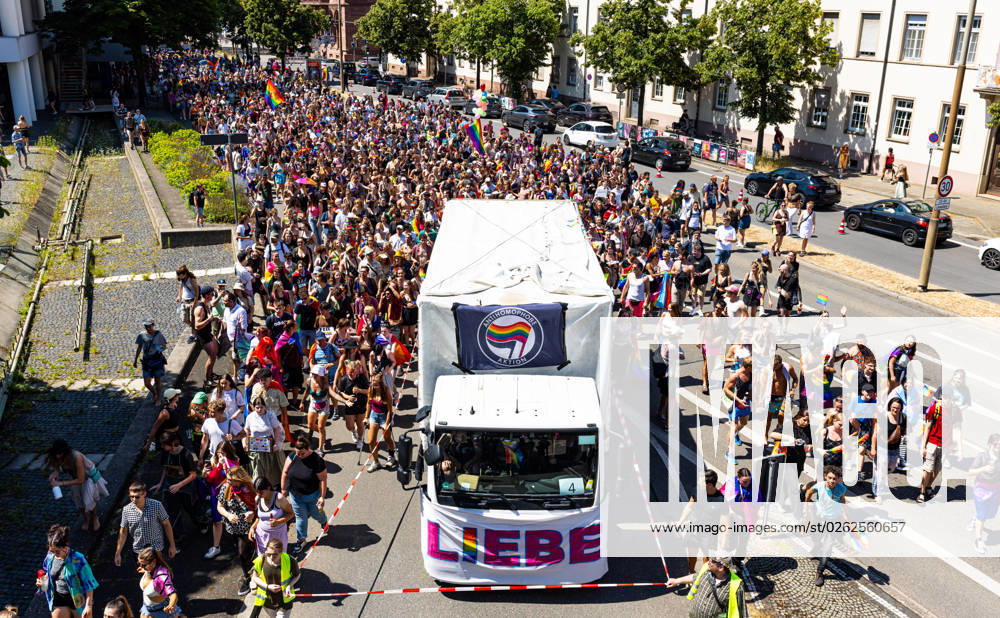 Symbole der linksextremen Antifa waren an der Spitze des CSD Freiburg zu sehen. Die nähe zum Extremismus sorgte für Boykote anderer Organisationen. Am CSD Freiburg nahmen, bei heissem Sommerwetter, schätzungsweise 17 000 Personen teil. (Freiburg im Breisgau, Deutschland, 24.06.2023)