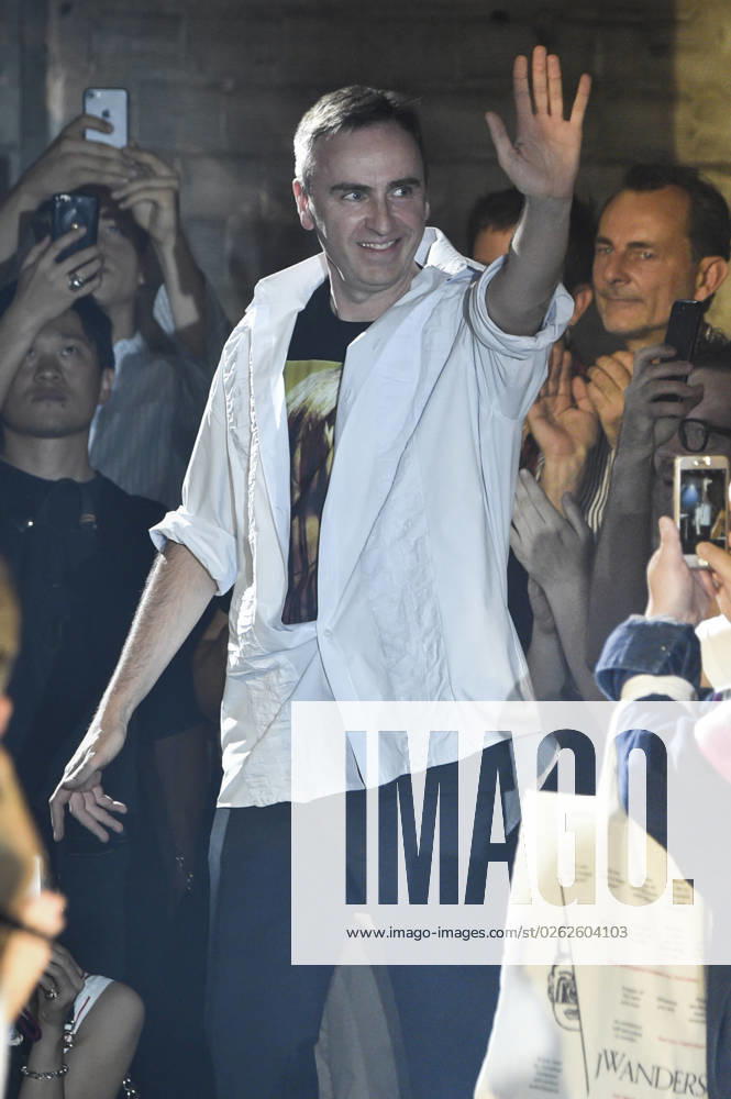 PFW Menswear - Raf Simons Runway Fashion designer Raf Simons walks the runway during the Raf Simons Menswear Spring Summer 2019 show as part of Paris Fashion Week on June 20, 2018 in Montreuil, France. Photo by Alain Gil-Gonzalez ABACAPRESS.COM