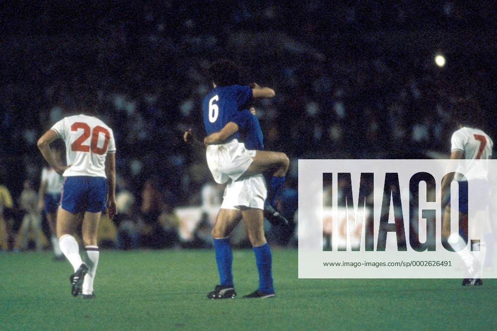 Torjubel - Fulvio Collovati (2.v.li.) umarmt Torschütze Marco Tardelli (verdeckt, Mitte, beide Italien), daneben Paul Mariner (li.) und Kevin Keegan (beide England) Fußball Länderspiel Herren EM 1980, Nationalmannschaft, Nationaltrikot, Gruppe B, Italien - England 1:0 Gruppe Turin Freude, Begeisterung, Fußball Länderspiel Herren EM 1980, Nationalmannschaft, Nationaltrikot, Gruppe B, Italien - England 1:0 Gruppe Turin Freude, Begeisterung,