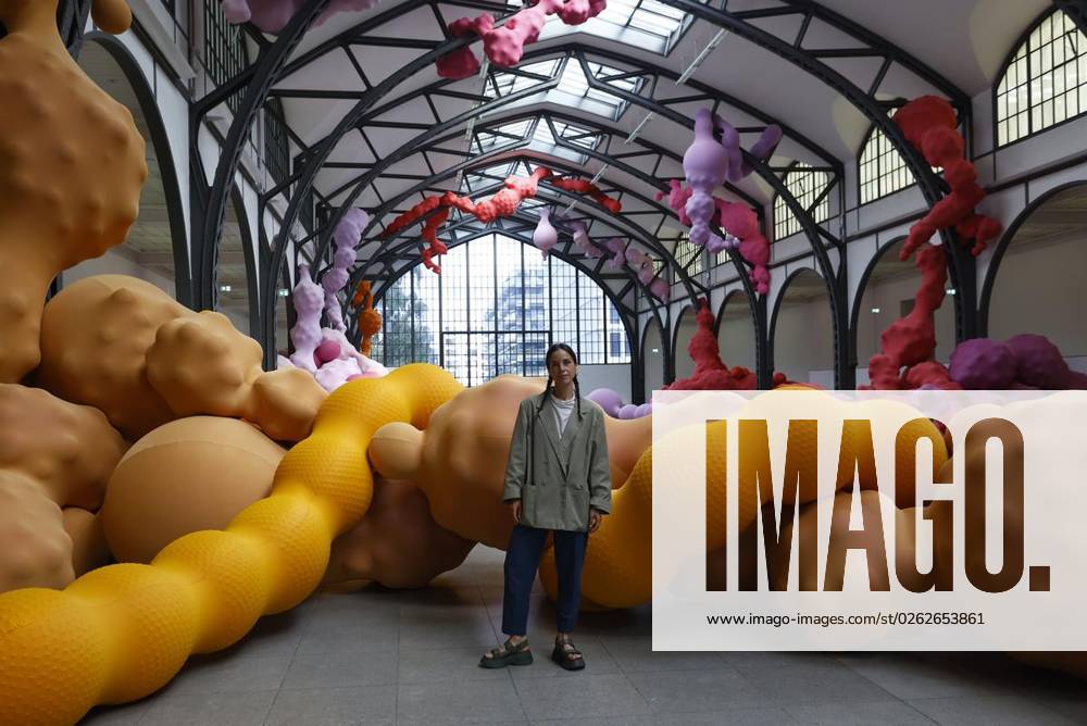 Die Spanische Kunstlerin Eva Fabregas posiert vor ihrem Kunst Installation Devouring Lovers waehrend die Pressevorbesichtigung ihrer Ausstellung im Museum Hamburger Bahnhof, Am 4 Juli 2023 in Berlin. Deutschland Berlin Berlin