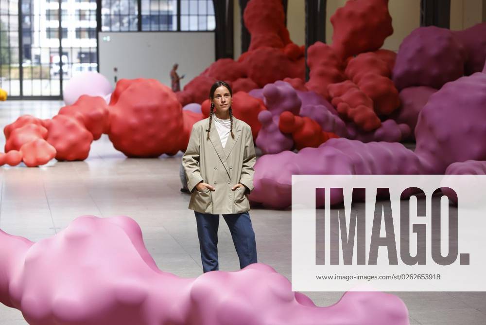Die Spanische Kunstlerin Eva Fabregas posiert vor ihrem Kunst Installation Devouring Lovers waehrend die Pressevorbesichtigung ihrer Ausstellung im Museum Hamburger Bahnhof, Am 4 Juli 2023 in Berlin. Deutschland Berlin Berlin