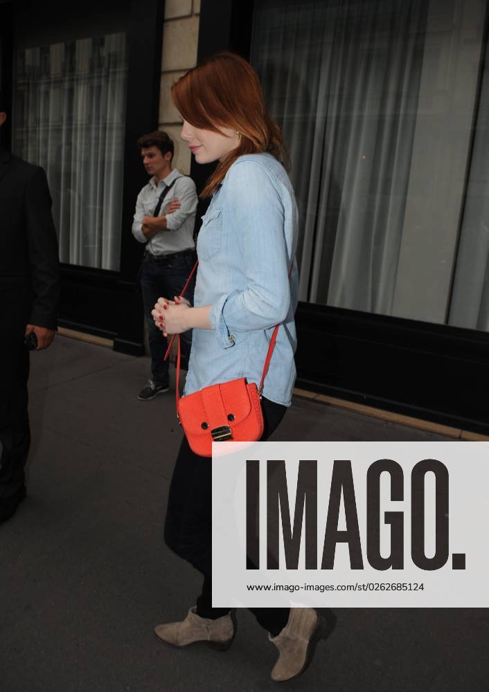 Emma Stone arrives at a restaurant in Paris Emma Stone leaving her hotel and heading to Le Relais de l Entrecote restaurant in Saint-Germain district in Paris, France on September 1st, 2011. Photo by ABACAPRESS.COM Paris paris France