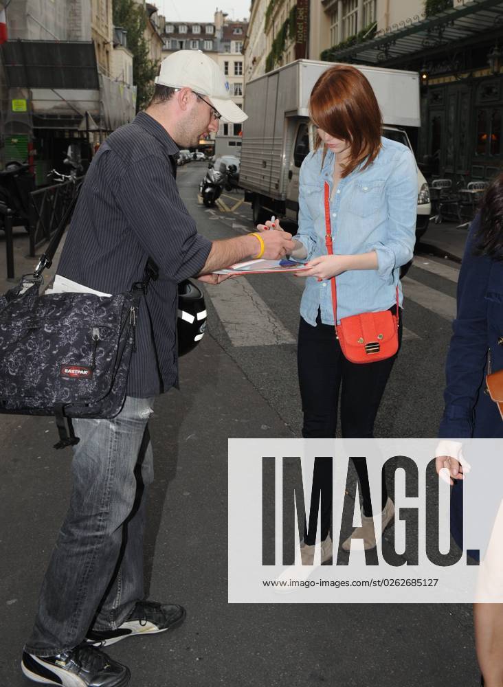 Emma Stone arrives at a restaurant in Paris Emma Stone leaving her hotel and heading to Le Relais de l Entrecote restaurant in Saint-Germain district in Paris, France on September 1st, 2011. Photo by ABACAPRESS.COM Paris paris France