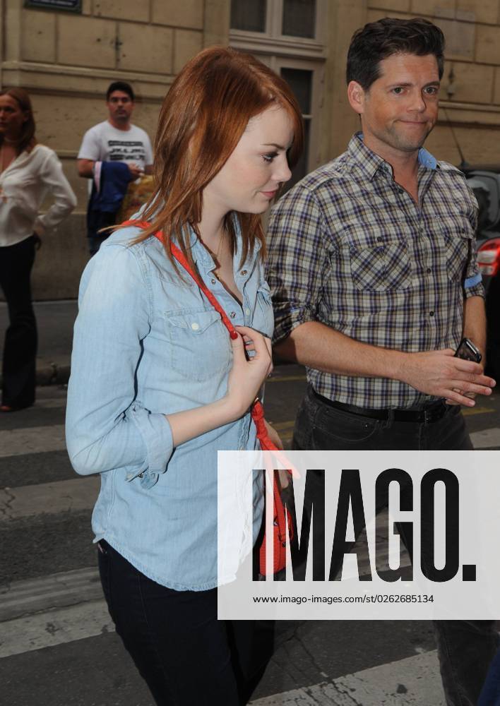 Emma Stone arrives at a restaurant in Paris Emma Stone leaving her hotel and heading to Le Relais de l Entrecote restaurant in Saint-Germain district in Paris, France on September 1st, 2011. Photo by ABACAPRESS.COM Paris paris France