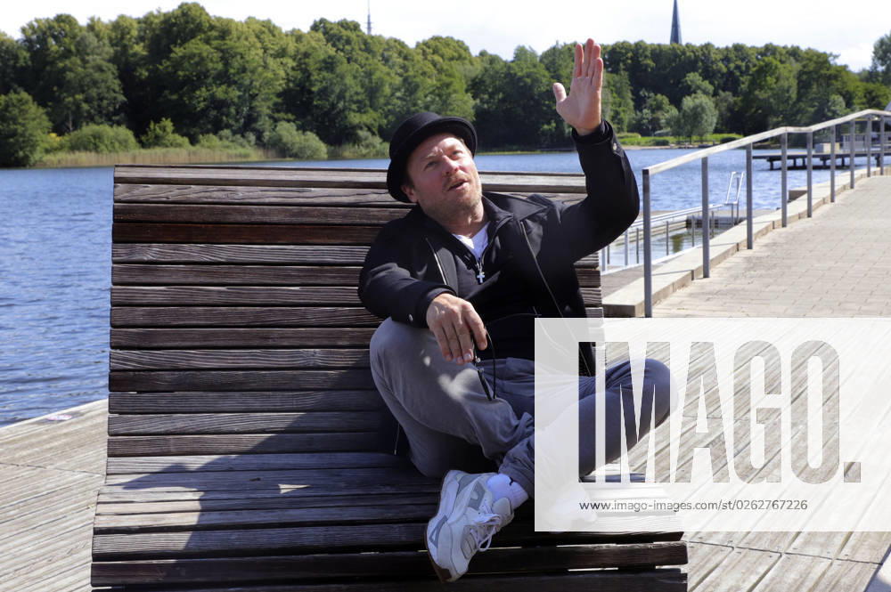 Dustin Semmelrogge during a walk at the Segeberger See Semmelrogge currently plays the gangster Rattler in Winnetou 1 at the Karl May Festival Bad Segeberg, 04 07 2023 Foto:xFuturexImage