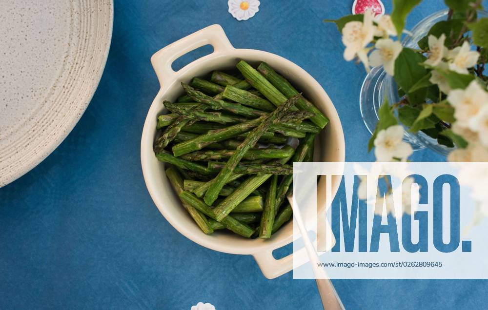 IMAGO Creative: Food, Spargel asparagus in a serving bowl on a outdoor dinner table Stockholm, Stockholm County, Sweden R_RABE230703EF-1209039-01