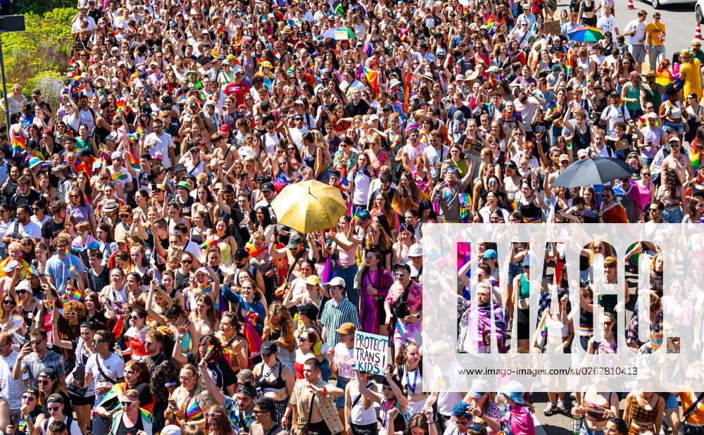 Bunt gekleidet und für Gleichstellung, Solidarität und Toleranz zogen schätzungsweise 17 000 Personen am CSD Freiburg durch die Innenstadt von Freiburg im Breisgau. Es waren aber auch zahlreiche politische Forderung aus dem Linksextremismus zu sehen. (Freiburg im Breisgau, Deutschland, 24.06.2023)