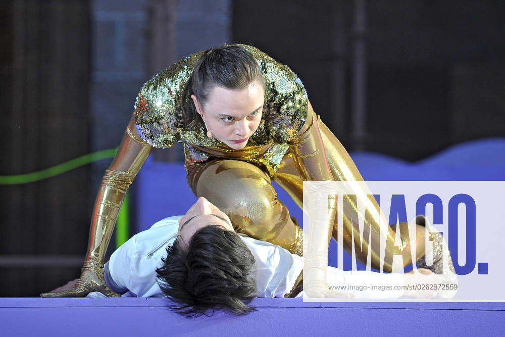 NIBELUNGEN FESTSPIELE actress Lena Urzendowsky and actor Bekim Latifi during the photo rehearsal for the Nibelungen Festival BRYNHILD on 05 07 2023 in front of the imperial cathedral Worms 20230705MWI79814
