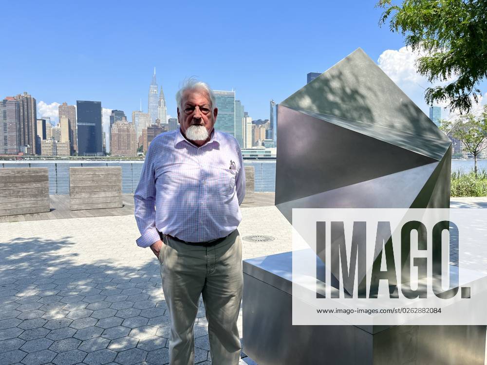 Spanish artist Manuel Ferreiro Badia poses during an interview with EFE next to his sculpture titled Compostela, a Fractal Study of a shell today at Hunters Point South Park in Queens, New York, USA 06 July 2023. A striking metallic sculpture by the Spanish artist Manuel Ferreiro Badia, inspired by origami and Galicia, his native land, stands from this Thursday in a privileged place in New York, in front of its famous skyscraper profile. A polyhedral sculpture by the Spaniard Ferreiro Badía stands before the New York skyline !ACHTUNG: NUR REDAKTIONELLE NUTZUNG!