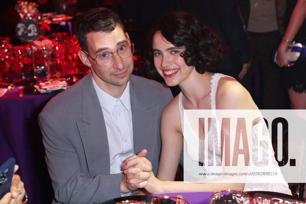 PFW - Diner De La Mode Jack Antonoff et Margaret Qualley lors de la 20eme à dition du Diner de la Mode, organisà par la Fà dà ration de la Haute Couture et de la Mode et Sidaction, au Pavillon Cambon Capucines à Paris, France le jeudi 6 juillet 2023. Photo by Jerome Domine ABACAPRESS.COM The 20th Diner de la Mode ( Fashion Diner) to the benefit of Sidaction ( Aids fight) was held at the Pavillon Cambon Capucines in Paris, France on July 6, 2023. Photo by Jerome Domine ABACAPRESS.COM Paris France