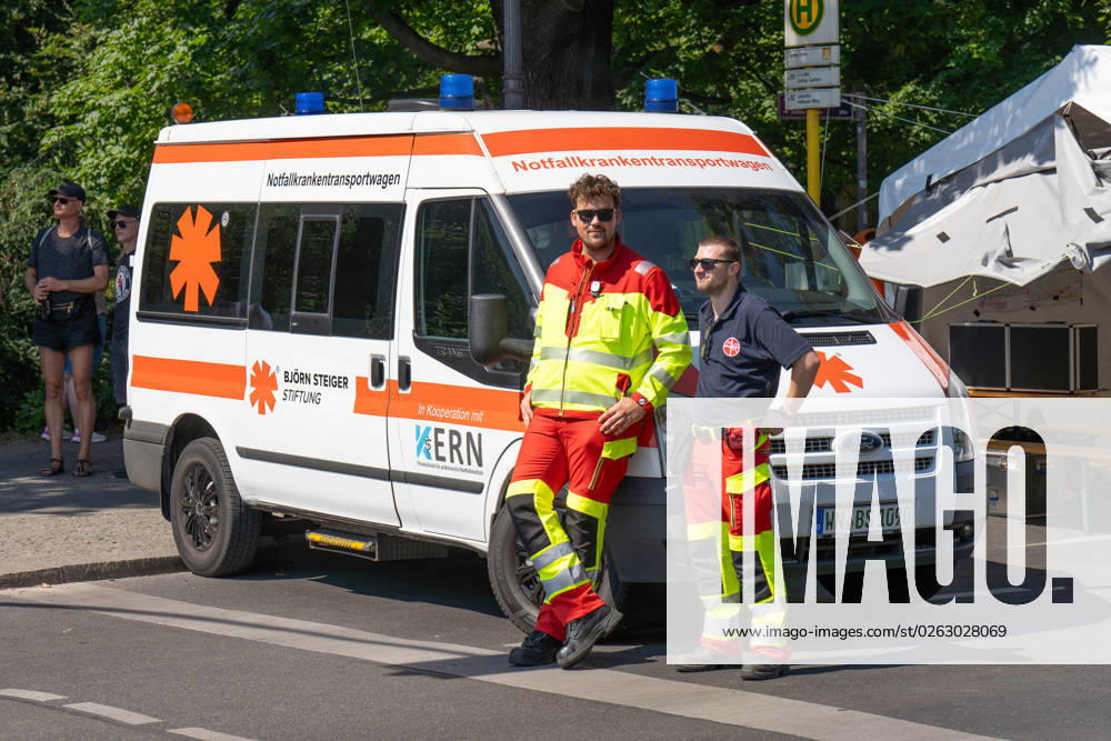 Rave The Planet Techno Parade moved through Berlin, relaxed rescue services Rave The Planet Techno Parade moved on the street of 17 June to the Brandenburg Gate to the Victory Column in Berlin Mitte and back With Dr Motte and many techno DJs 8 7 2023 Berlin Berlin GER