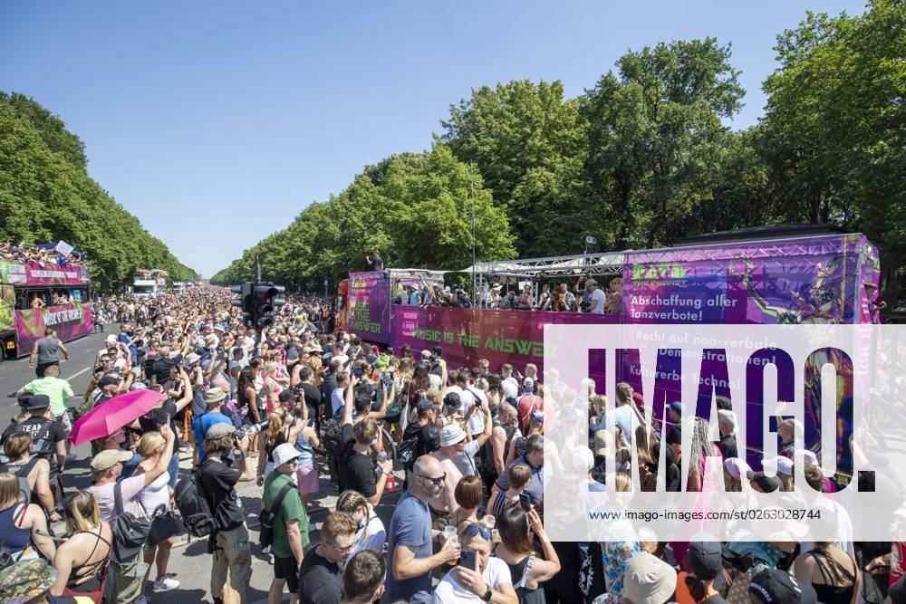 Police approved Techno Parade Rave the Planet, The Techno Parade Rave the Planet started around 2 p.m. at the Brandenburg Gate Around 300,000 partying people are expected Berlin Berlin Germany