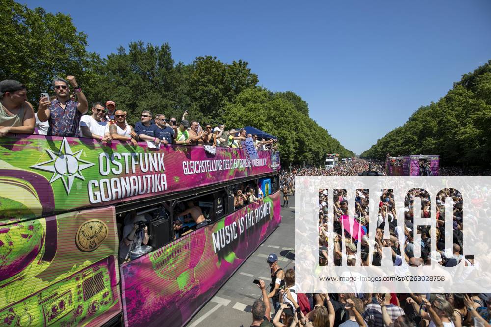 Police approved Techno Parade Rave the Planet, The Techno Parade Rave the Planet started around 2 p.m. at the Brandenburg Gate Around 300,000 partying people are expected Berlin Berlin Germany