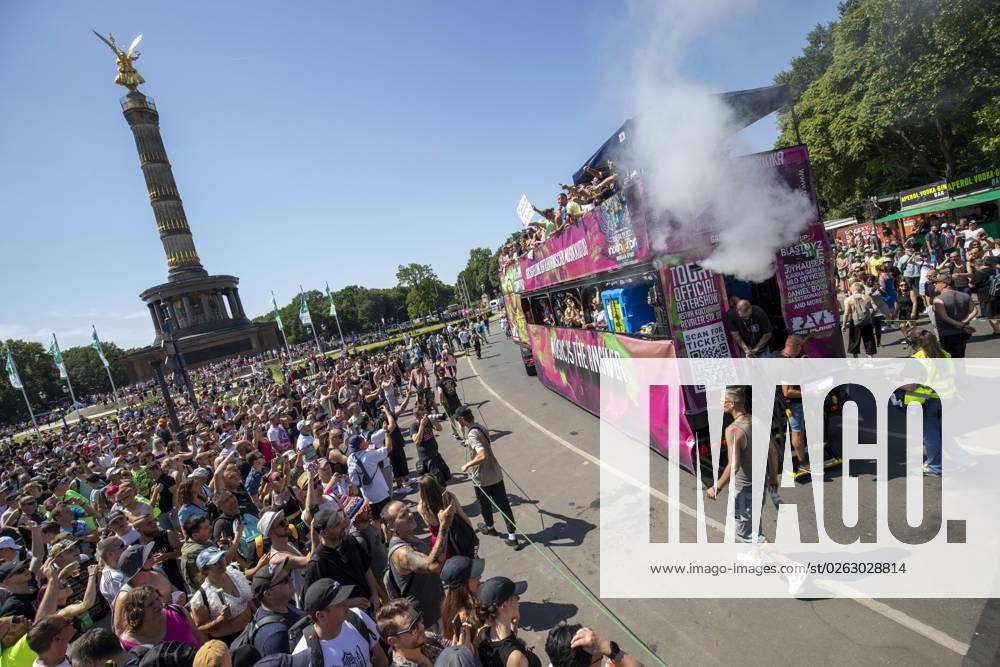 Police approved Techno Parade Rave the Planet, The Techno Parade Rave the Planet started around 2 p.m. at the Brandenburg Gate Around 300,000 partying people are expected Berlin Berlin Germany