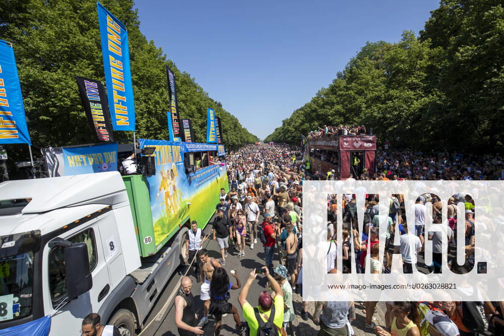 Police approved Techno Parade Rave the Planet, The Techno Parade Rave the Planet started around 2 p.m. at the Brandenburg Gate Around 300,000 partying people are expected Berlin Berlin Germany