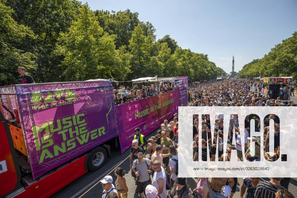 Police approved Techno Parade Rave the Planet, The Techno Parade Rave the Planet started around 2 p.m. at the Brandenburg Gate Around 300,000 partying people are expected Berlin Berlin Germany