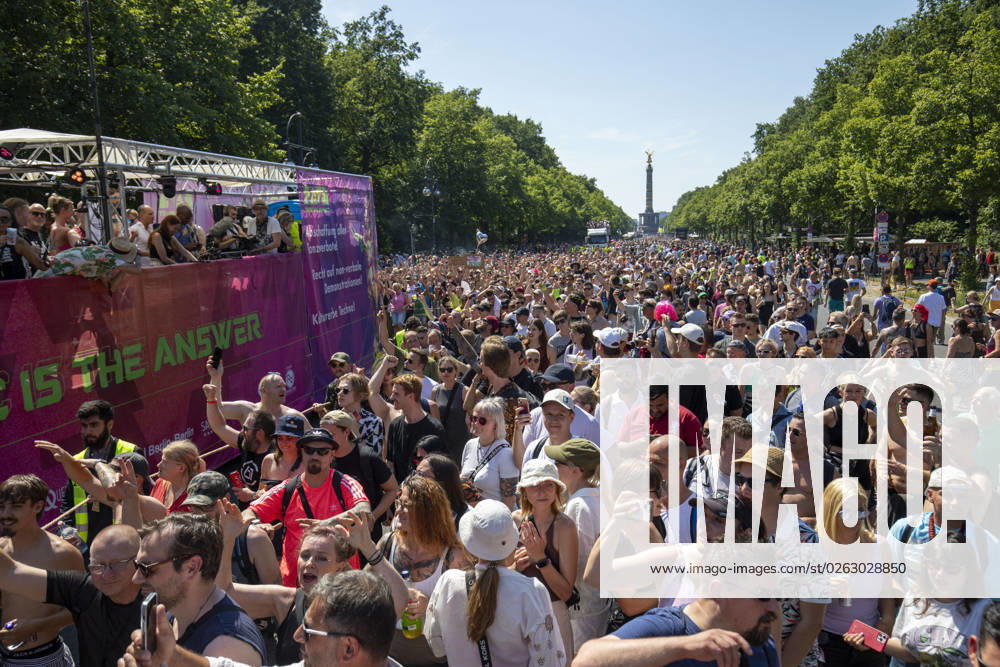 Police approved Techno Parade Rave the Planet, The Techno Parade Rave the Planet started around 2 p.m. at the Brandenburg Gate Around 300,000 partying people are expected Berlin Berlin Germany