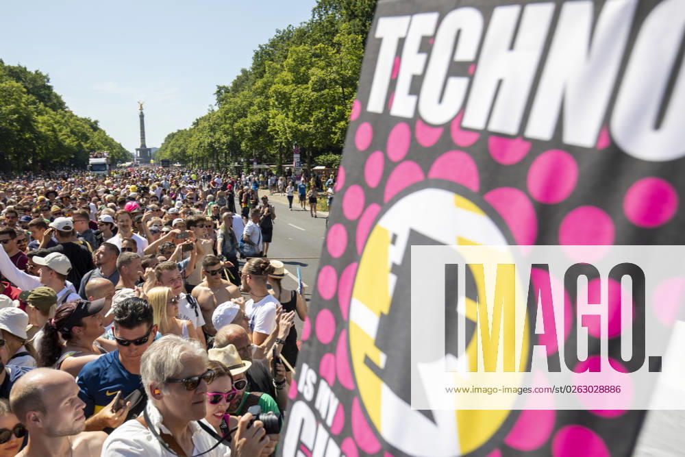 Police approved Techno Parade Rave the Planet, The Techno Parade Rave the Planet started around 2 p.m. at the Brandenburg Gate Around 300,000 partying people are expected Berlin Berlin Germany