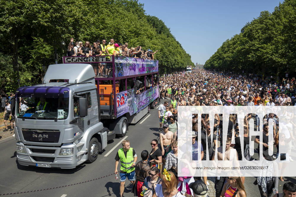 Police approved Techno Parade Rave the Planet, The Techno Parade Rave the Planet started around 2 p.m. at the Brandenburg Gate Around 300,000 partying people are expected Berlin Berlin Germany