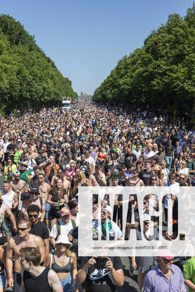 Police approved Techno Parade Rave the Planet, The Techno Parade Rave the Planet started around 2 p.m. at the Brandenburg Gate Around 300,000 partying people are expected Berlin Berlin Germany