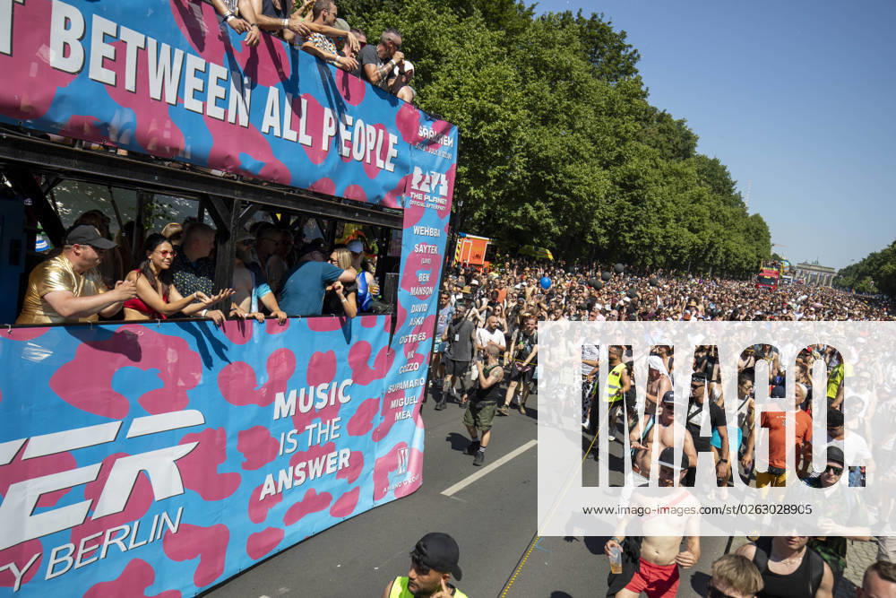 Police approved Techno Parade Rave the Planet, The Techno Parade Rave the Planet started around 2 p.m. at the Brandenburg Gate Around 300,000 partying people are expected Berlin Berlin Germany