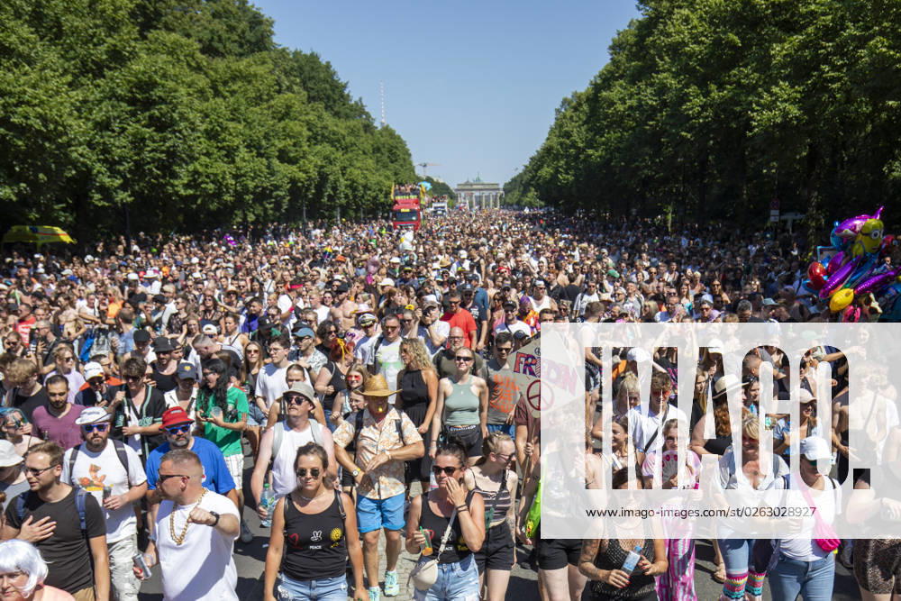 Police approved Techno Parade Rave the Planet, The Techno Parade Rave the Planet started around 2 p.m. at the Brandenburg Gate Around 300,000 partying people are expected Berlin Berlin Germany