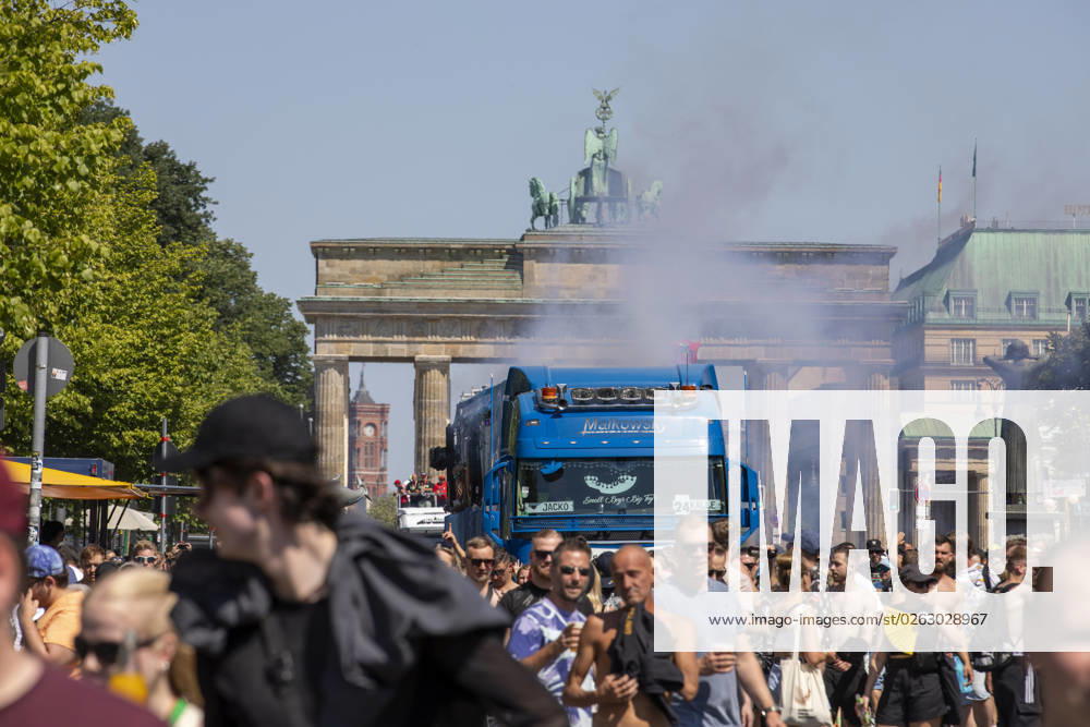 Police approved Techno Parade Rave the Planet, The Techno Parade Rave the Planet started around 2 p.m. at the Brandenburg Gate Around 300,000 partying people are expected Berlin Berlin Germany