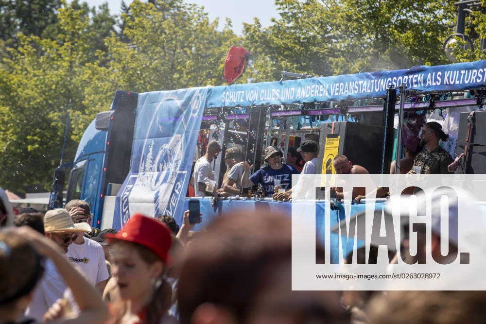 Police approved Techno Parade Rave the Planet, The Techno Parade Rave the Planet started around 2 p.m. at the Brandenburg Gate Around 300,000 partying people are expected Berlin Berlin Germany