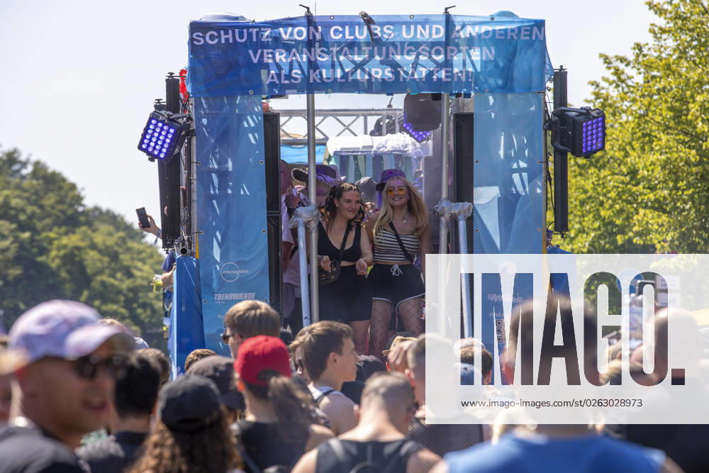 Police approved Techno Parade Rave the Planet, The Techno Parade Rave the Planet started around 2 p.m. at the Brandenburg Gate Around 300,000 partying people are expected Berlin Berlin Germany