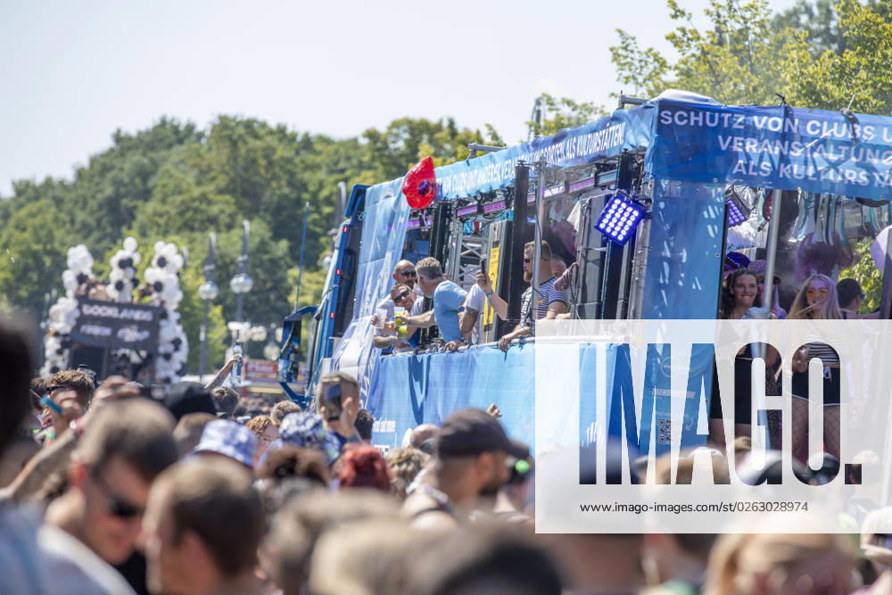 Police approved Techno Parade Rave the Planet, The Techno Parade Rave the Planet started around 2 p.m. at the Brandenburg Gate Around 300,000 partying people are expected Berlin Berlin Germany