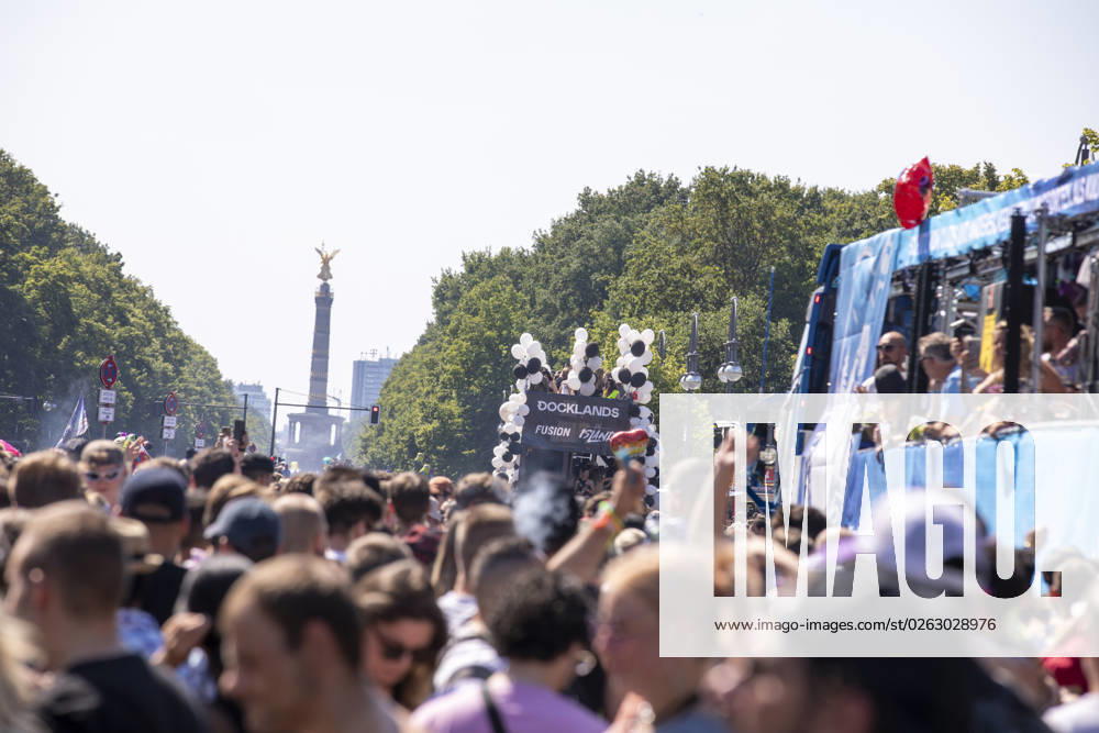 Police approved Techno Parade Rave the Planet, The Techno Parade Rave the Planet started around 2 p.m. at the Brandenburg Gate Around 300,000 partying people are expected Berlin Berlin Germany