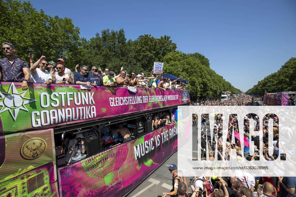 Police approved Techno Parade Rave the Planet, The Techno Parade Rave the Planet started around 2 p.m. at the Brandenburg Gate Around 300,000 partying people are expected Berlin Berlin Germany