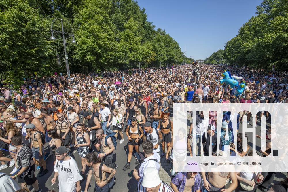 Police approved Techno Parade Rave the Planet, The Techno Parade Rave the Planet started around 2 p.m. at the Brandenburg Gate Around 300,000 partying people are expected Berlin Berlin Germany