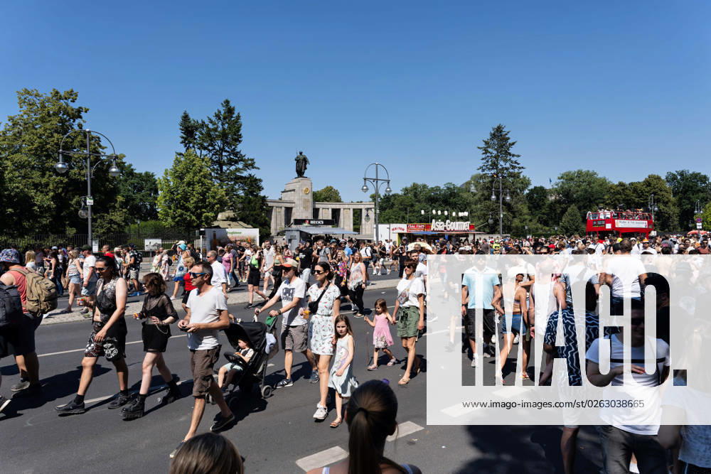 Tens of thousands of people take part in techno parade Rave the Planet Loveparade founder Dr Motte is the organizer Straße des 17 Juni in Großer Tiergarten Soviet memorial
