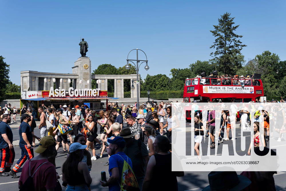 Tens of thousands of people take part in techno parade Rave the Planet Loveparade founder Dr Motte is the organizer Straße des 17 Juni in Großer Tiergarten Soviet memorial
