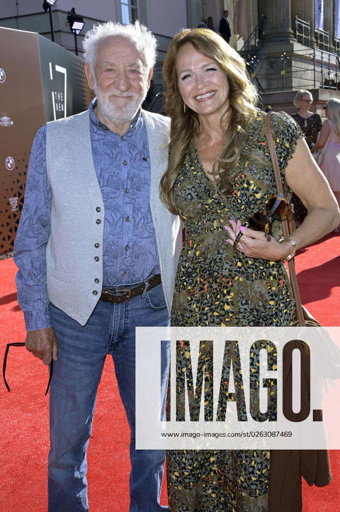 Dieter Hallervorden with wife Christiane Zander at the BMW X Staatsoper Unter den Linden event at the event Staatsoper für alle with Don Carlo as a live broadcast on the Bebelplatz Berlin, 08 07 2023 Foto:xF.xFuturexImage