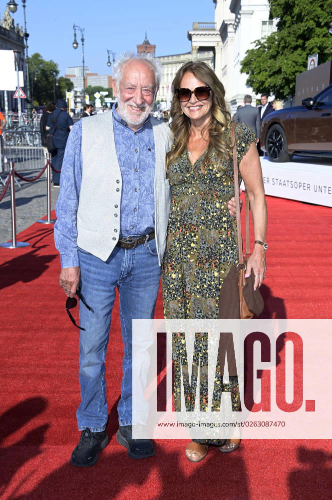 Dieter Hallervorden with wife Christiane Zander at the BMW X Staatsoper Unter den Linden event at the event Staatsoper für alle with Don Carlo as a live broadcast on the Bebelplatz Berlin, 08 07 2023 Foto:xF.xFuturexImage