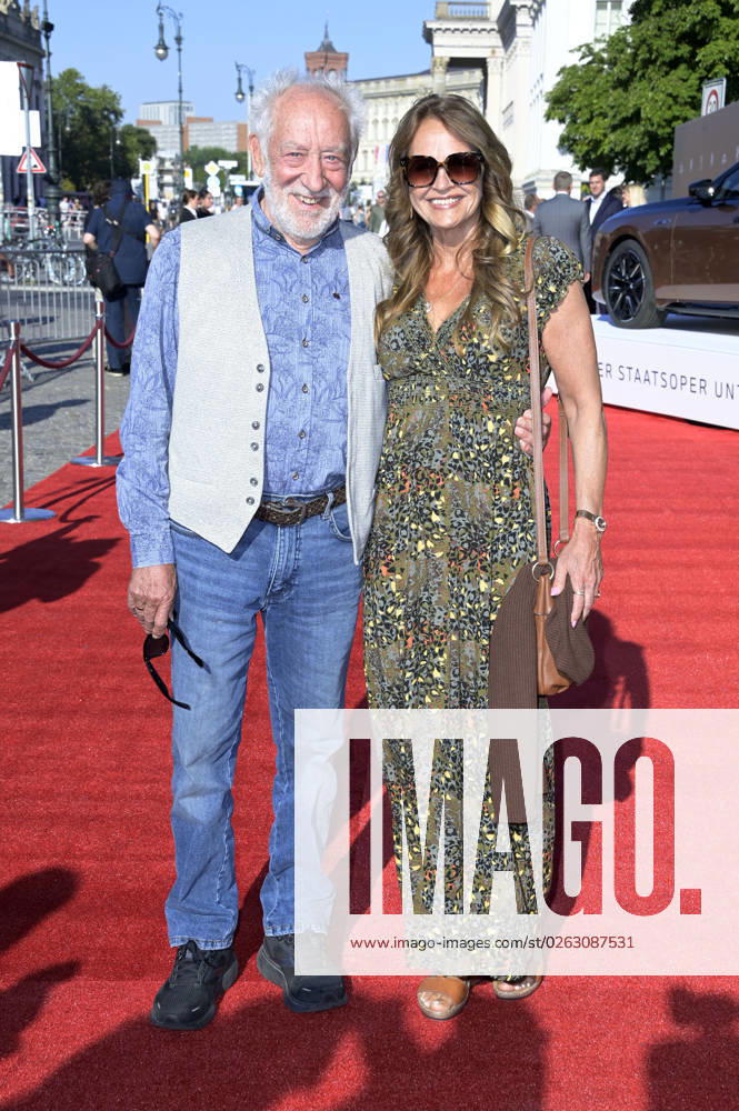Dieter Hallervorden with wife Christiane Zander at the BMW X Staatsoper Unter den Linden event at the event Staatsoper für alle with Don Carlo as a live broadcast on the Bebelplatz Berlin, 08 07 2023 Foto:xF.xFuturexImage