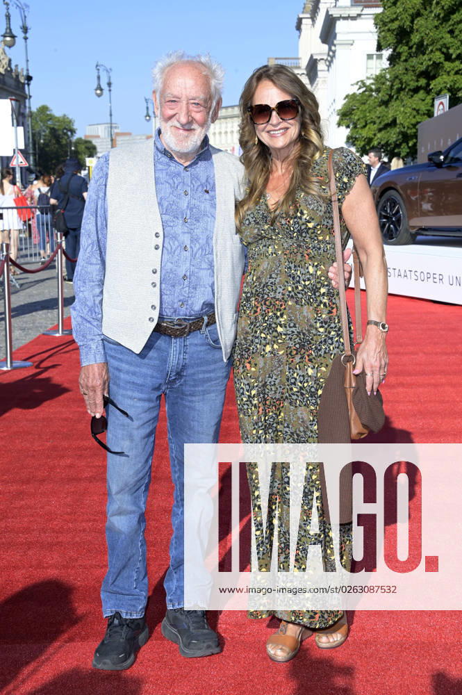Dieter Hallervorden with wife Christiane Zander at the BMW X Staatsoper Unter den Linden event at the event Staatsoper für alle with Don Carlo as a live broadcast on the Bebelplatz Berlin, 08 07 2023 Foto:xF.xFuturexImage
