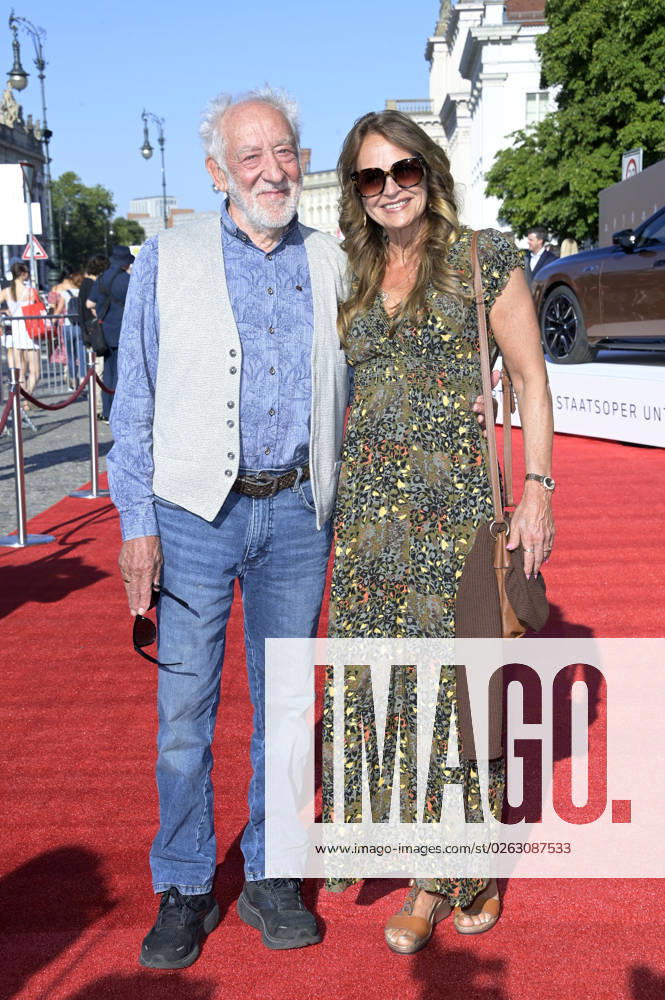 Dieter Hallervorden with wife Christiane Zander at the BMW X Staatsoper Unter den Linden event at the event Staatsoper für alle with Don Carlo as a live broadcast on the Bebelplatz Berlin, 08 07 2023 Foto:xF.xFuturexImage