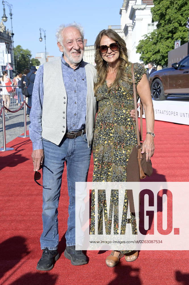 Dieter Hallervorden with wife Christiane Zander at the BMW X Staatsoper Unter den Linden event at the event Staatsoper für alle with Don Carlo as a live broadcast on the Bebelplatz Berlin, 08 07 2023 Foto:xF.xFuturexImage